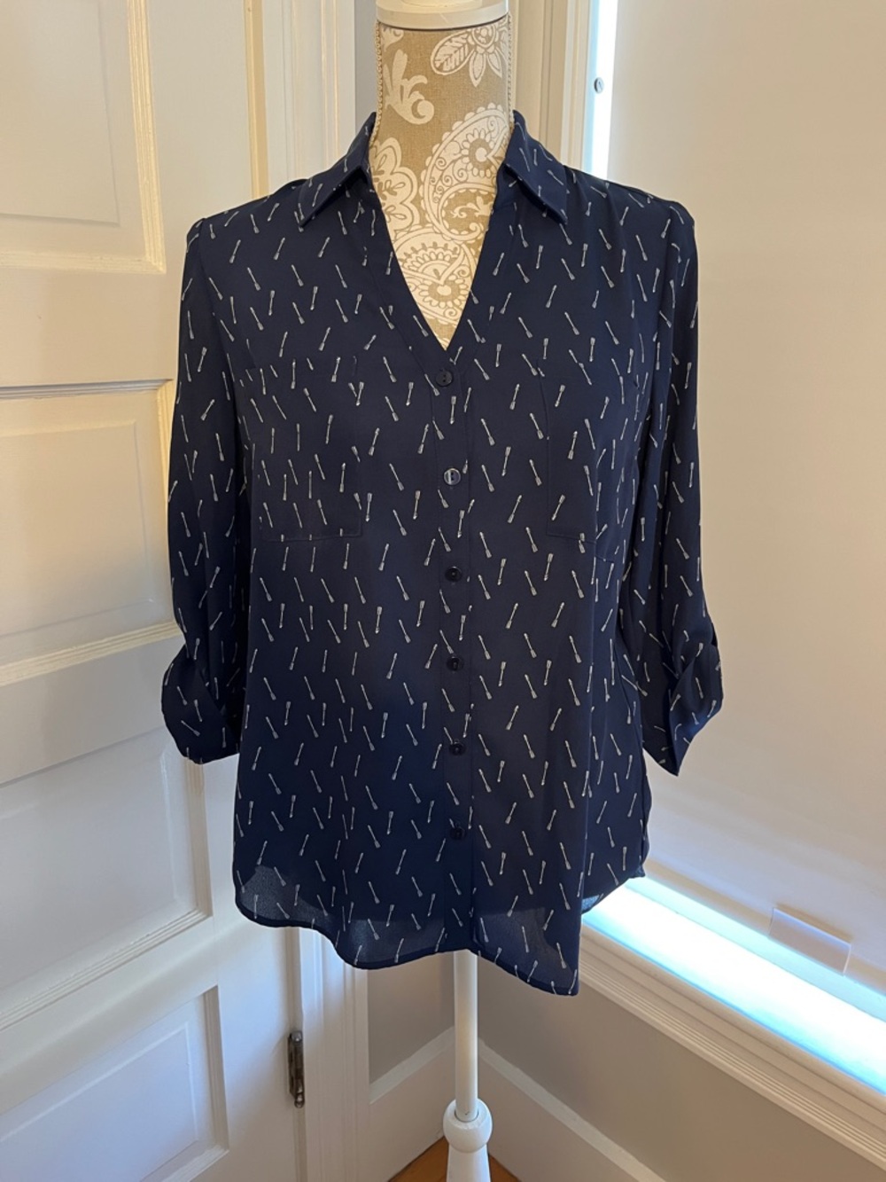 Size M Iz Byer Navy Blue Button-Front Shirt White Arrows Print
